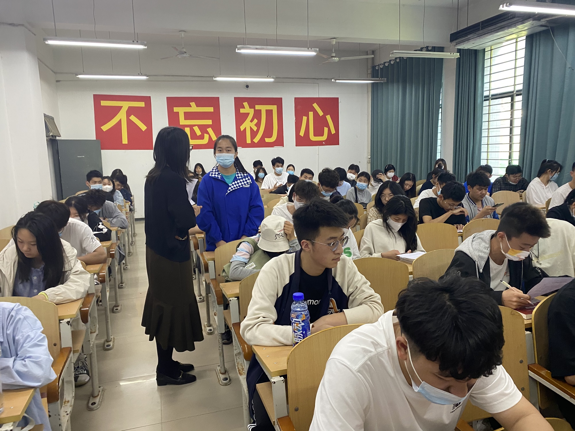 【師生交流】外語中心教研室召開期中教學(xué)檢查師生座談會(huì)