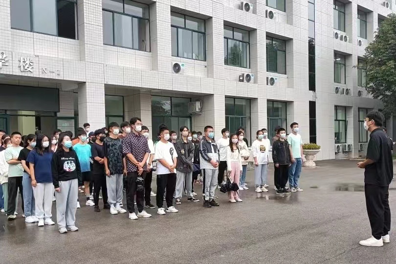 信息與科技工程學(xué)院組織黨員同志和入黨積極分子進(jìn)行義務(wù)勞動(dòng)