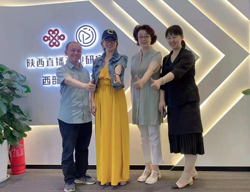 【訪企拓崗】經(jīng)管學(xué)院副院長李小麗一行參觀陜西直播產(chǎn)業(yè)研究院
