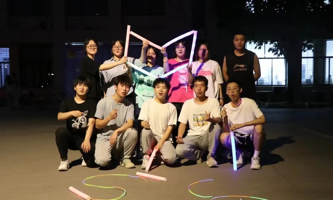 “2022我們畢業(yè)啦”畢業(yè)熒光環(huán)校跑活動(dòng)圓滿舉行
