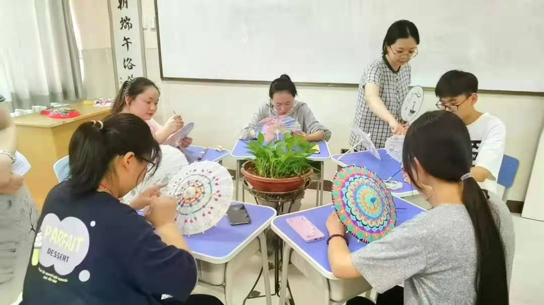 漢語國際教育專業(yè)別開生面的實訓(xùn)課——手繪油紙傘，邂逅似水流年里的詩情畫意