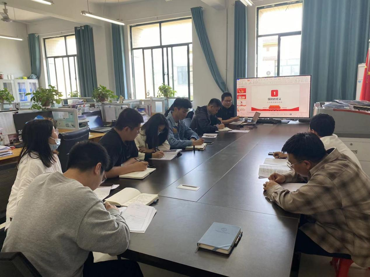 【工作聚焦】新傳媒學(xué)院召開應(yīng)征入伍政策宣講培訓(xùn)會(huì)