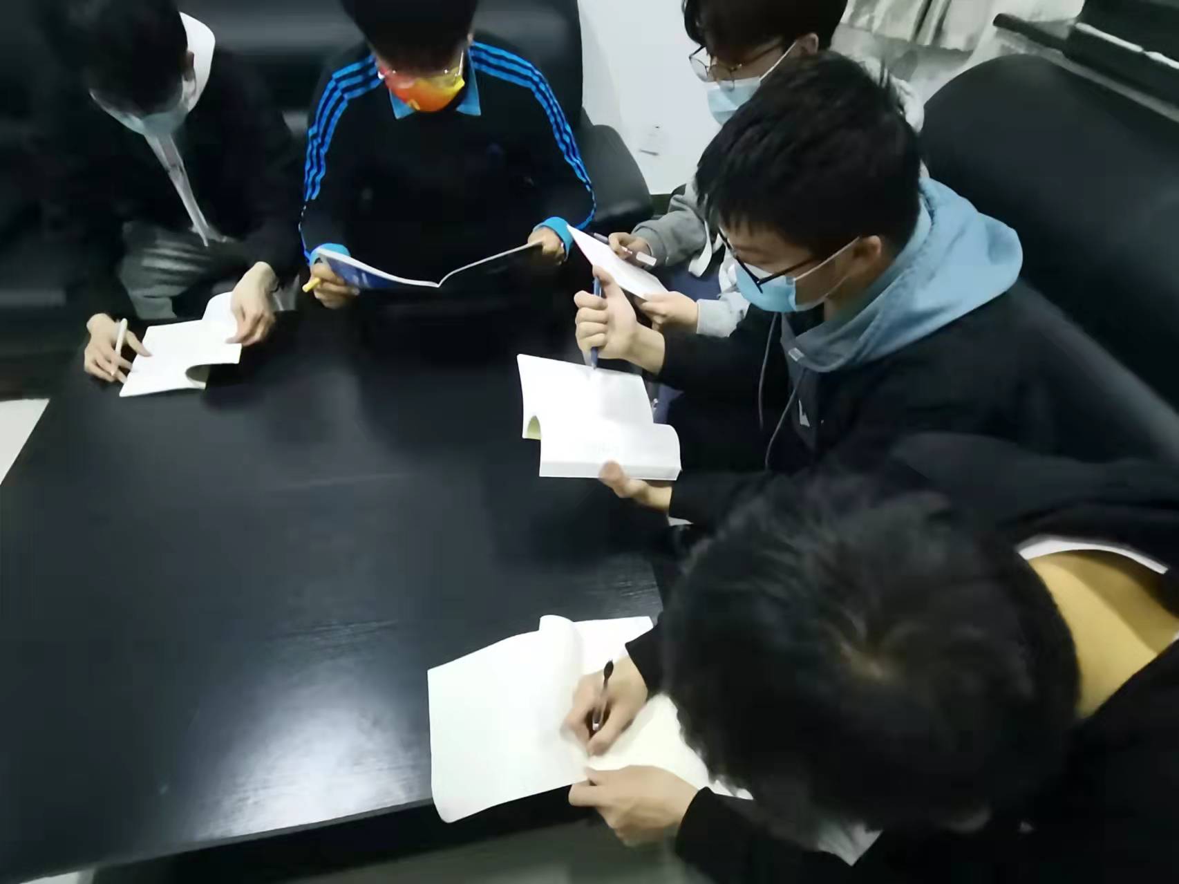 組織員全員開(kāi)展兩會(huì)精神分享會(huì)