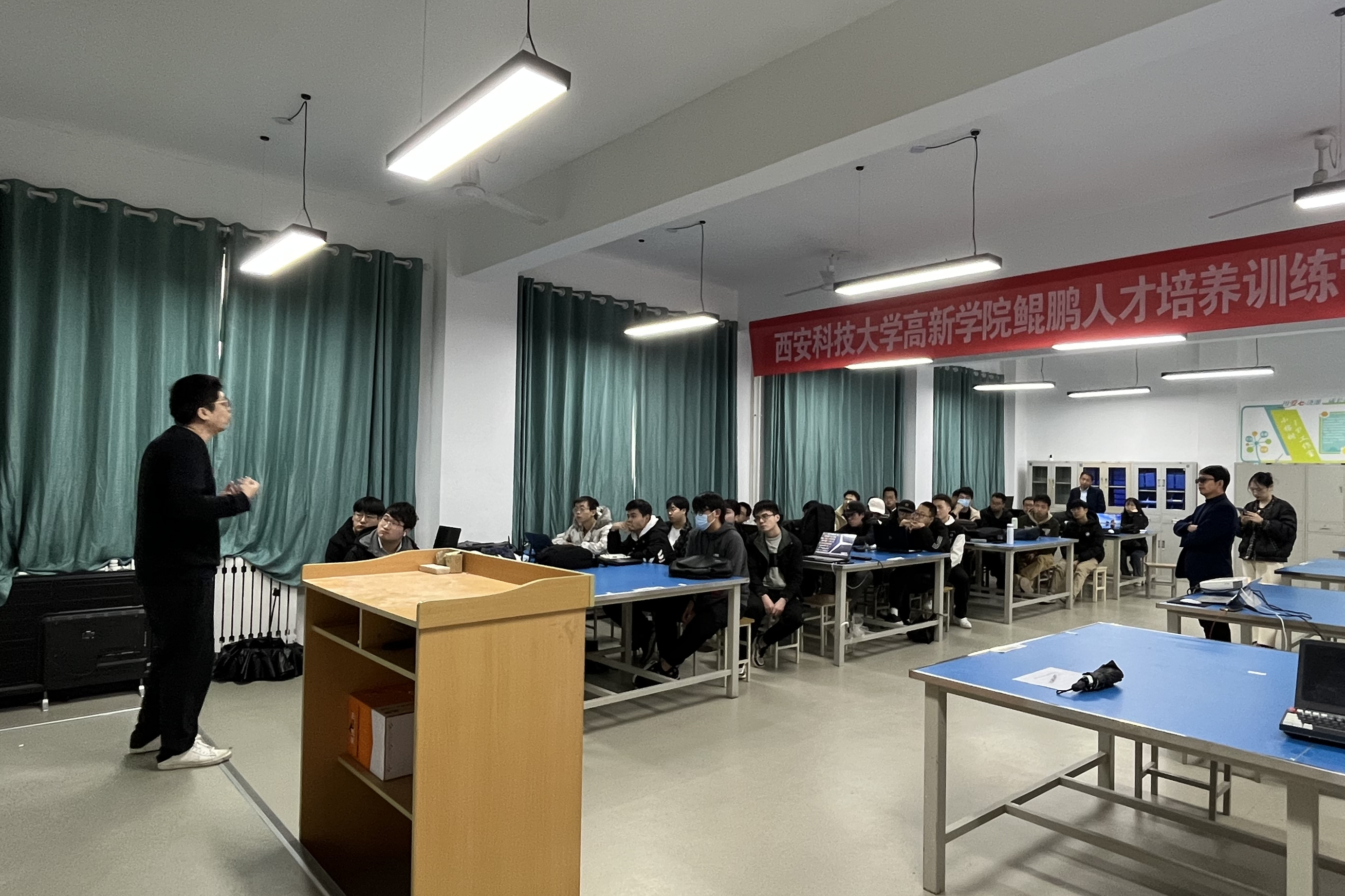 熱烈慶?！拔靼部萍即髮W(xué)高新學(xué)院鯤鵬人才培養(yǎng)訓(xùn)練營(yíng)”開(kāi)營(yíng)！
