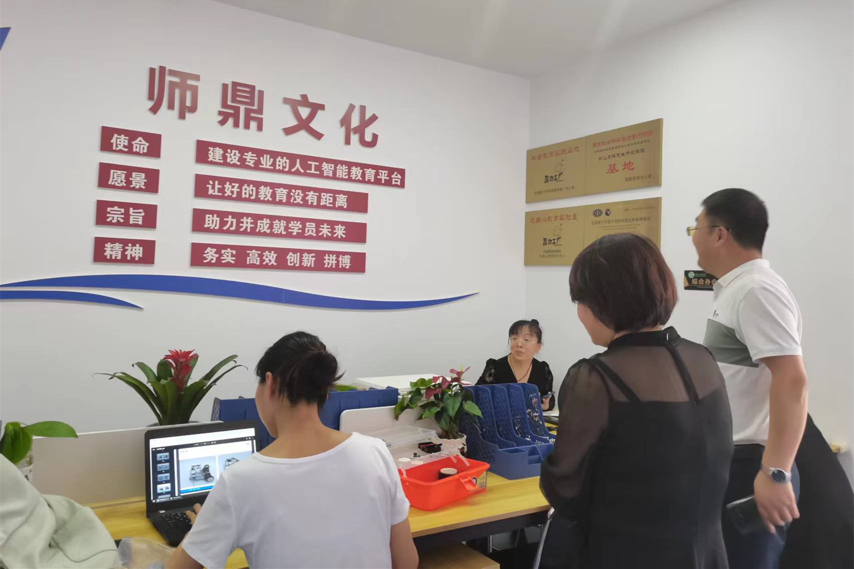 信息與科學工程學院領(lǐng)導(dǎo)干部深入企業(yè)洽談合作事宜
