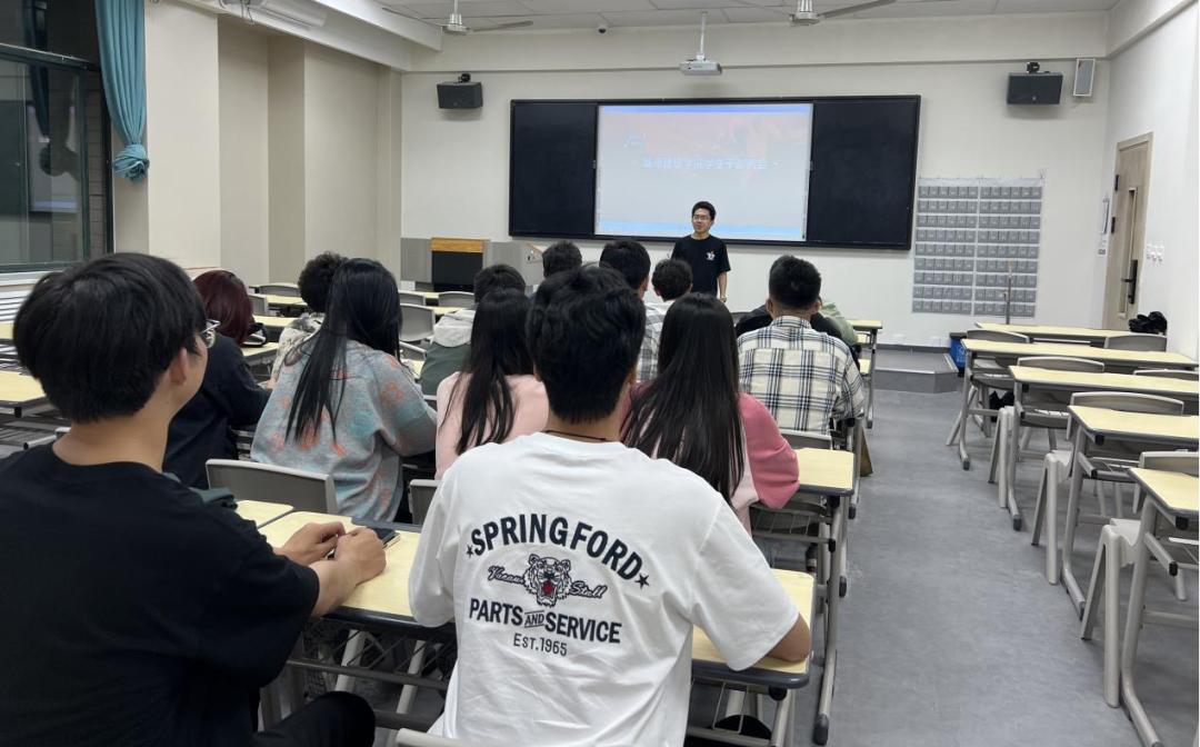 城市建設(shè)學(xué)院團(tuán)委于組織開展五月份全體例會(huì)