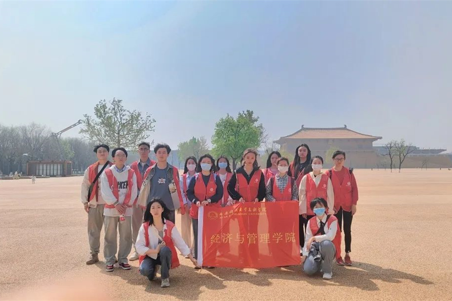 經濟與管理學院學生會社會實踐部20名志愿者前往大明宮遺址公園開展志愿活動