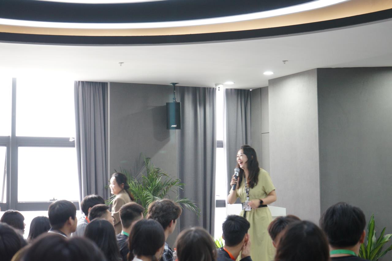 【產(chǎn)教融合】新傳媒學(xué)院赴曠世傳聲直播基地開展現(xiàn)場(chǎng)教學(xué)活動(dòng)
