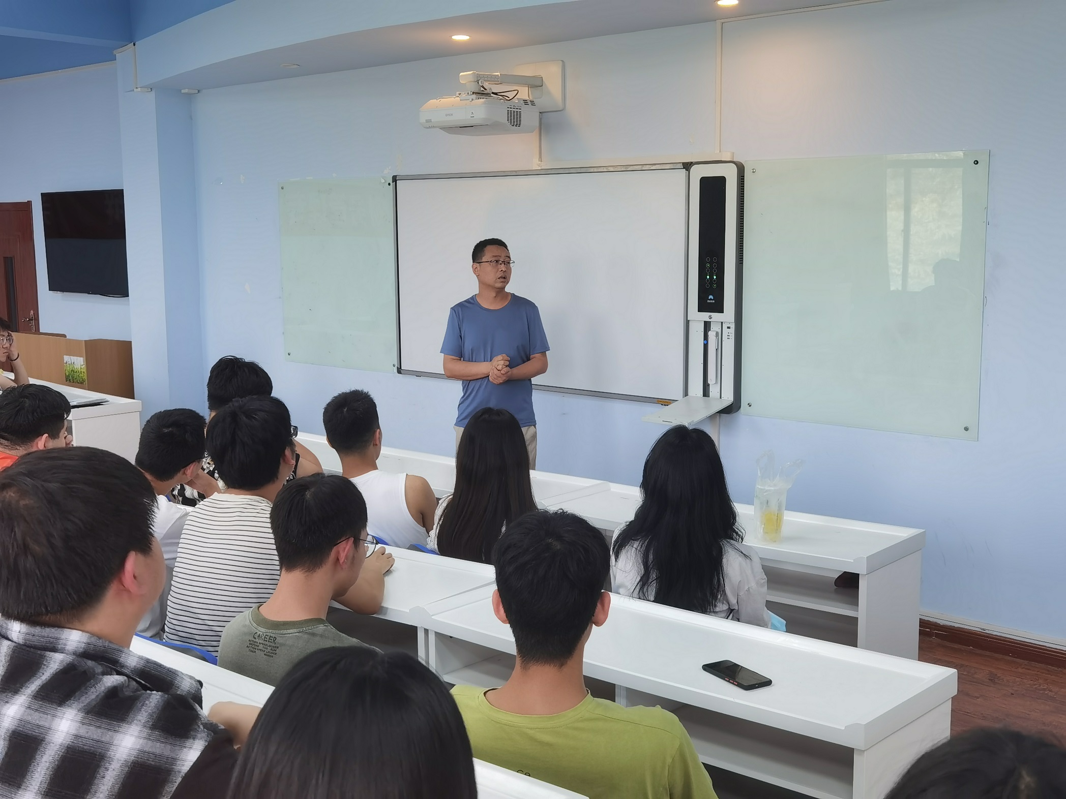 大數(shù)據(jù)技術(shù)與應(yīng)用專業(yè)2019級(jí)學(xué)生畢業(yè)實(shí)習(xí)動(dòng)員大會(huì)開(kāi)展