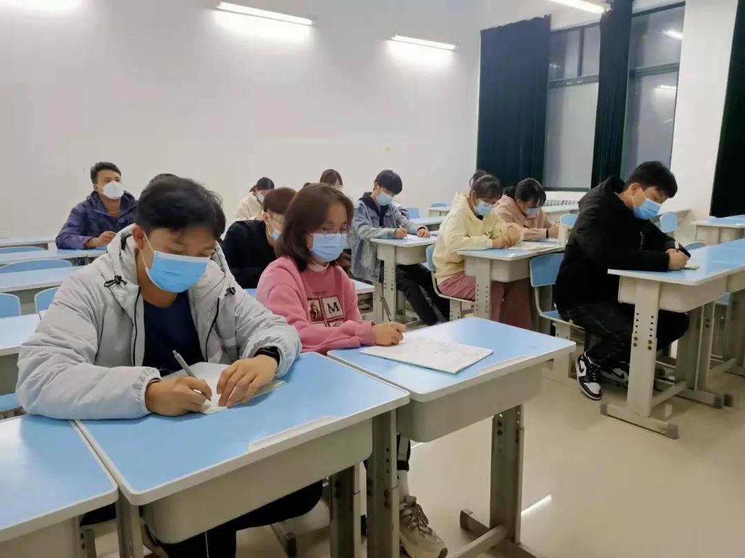 信科類師生黨支部開(kāi)展入黨材料撰寫培訓(xùn)會(huì)