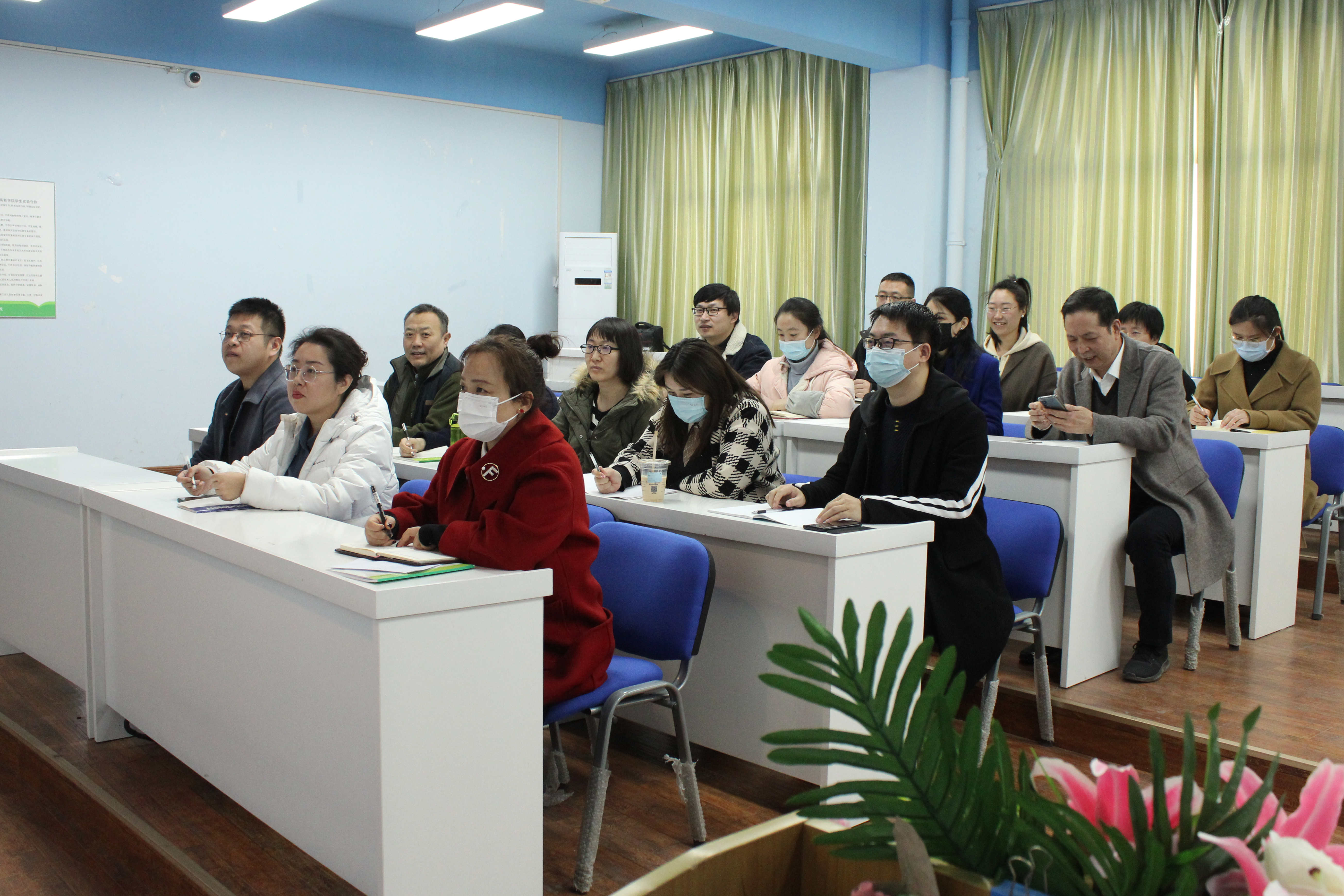 【卓越講師】經(jīng)濟與管理學院 “卓越講師系列活動”第一講順利召開