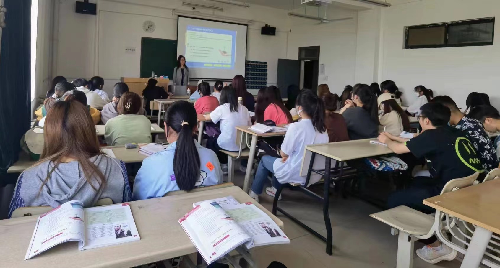 聚焦課堂，我們在行動——大學(xué)英語教研室開展教師聽課活動