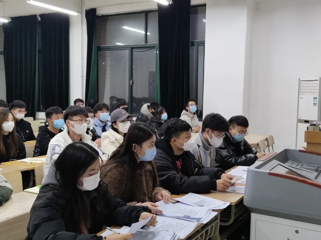  【信科學(xué)院】團(tuán)總支組織召開(kāi)“優(yōu)秀個(gè)人”評(píng)選會(huì)議