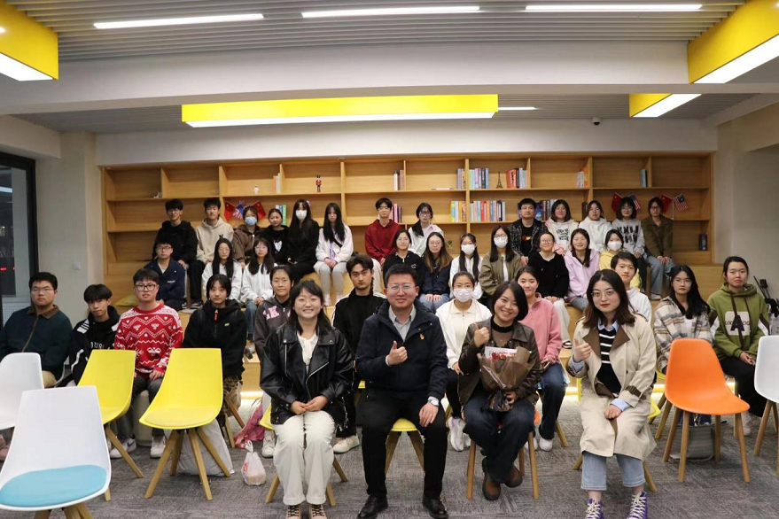 【校友大講堂】校友會(huì)組織組織開展“校友大講堂”活動(dòng)