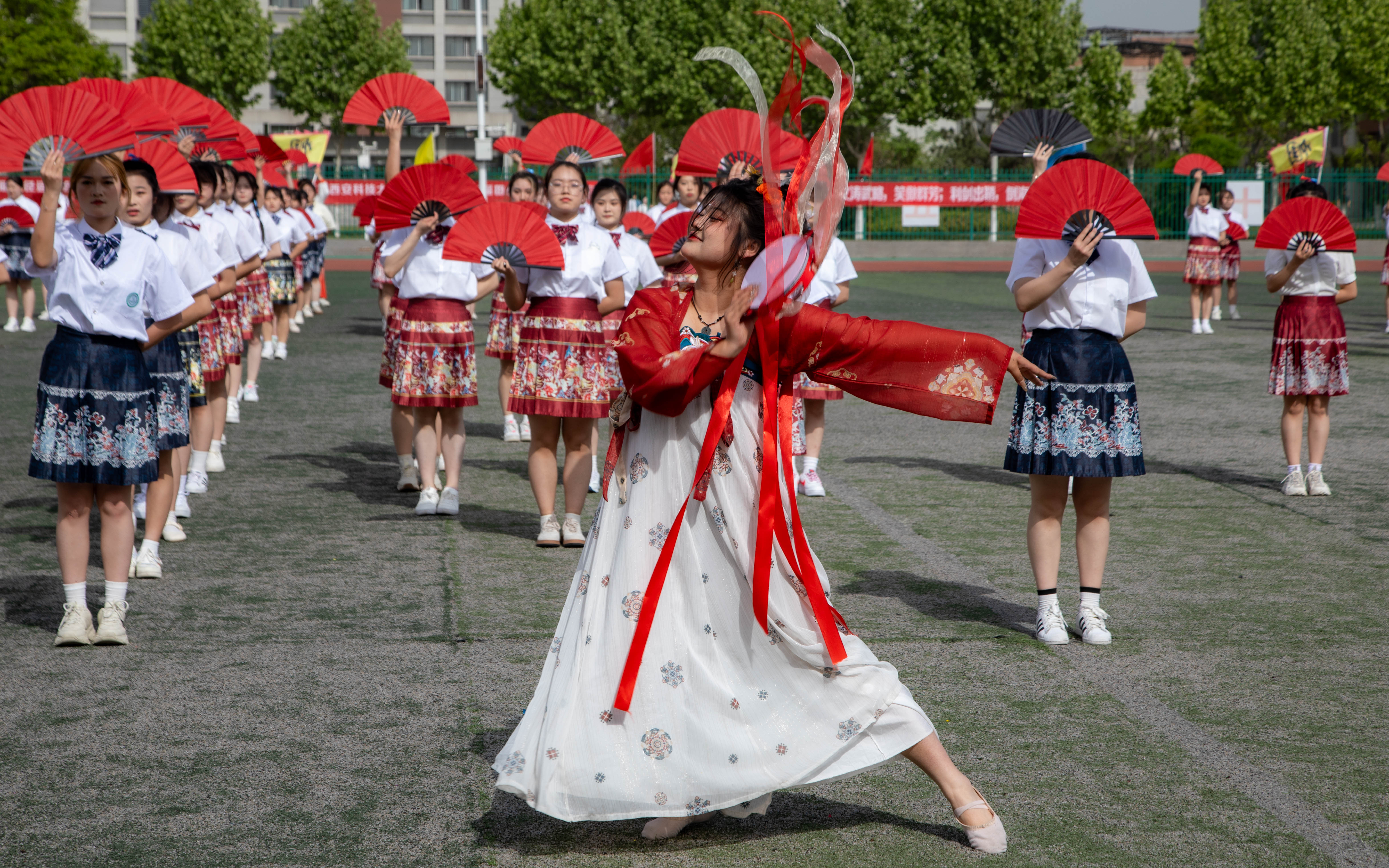 【新浪微博】女生運(yùn)動(dòng)會(huì)扮貴妃跳舞引歡呼