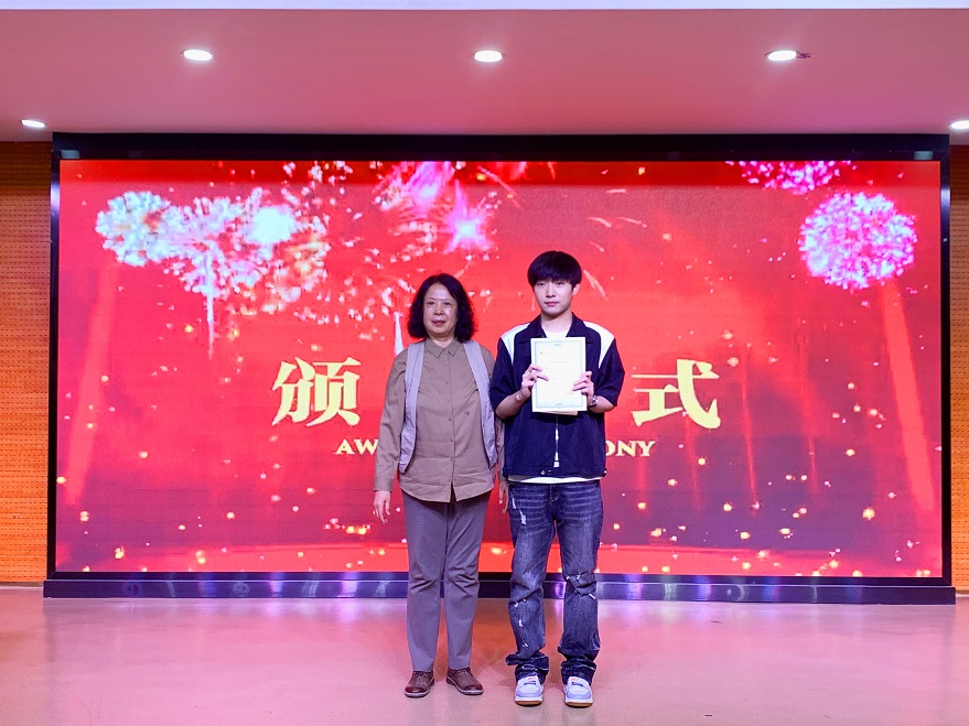 國(guó)際教育與人文學(xué)院第六屆英語(yǔ)專業(yè)及商務(wù)英語(yǔ)專業(yè)畢業(yè)論文TED大賽圓滿舉行