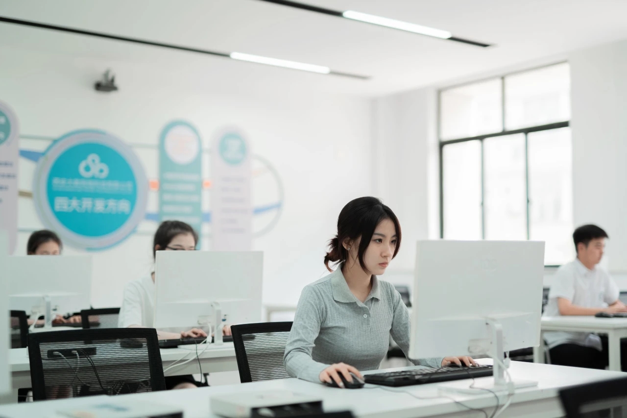科技引領(lǐng)未來！歡迎加入信息與科技工程學(xué)院