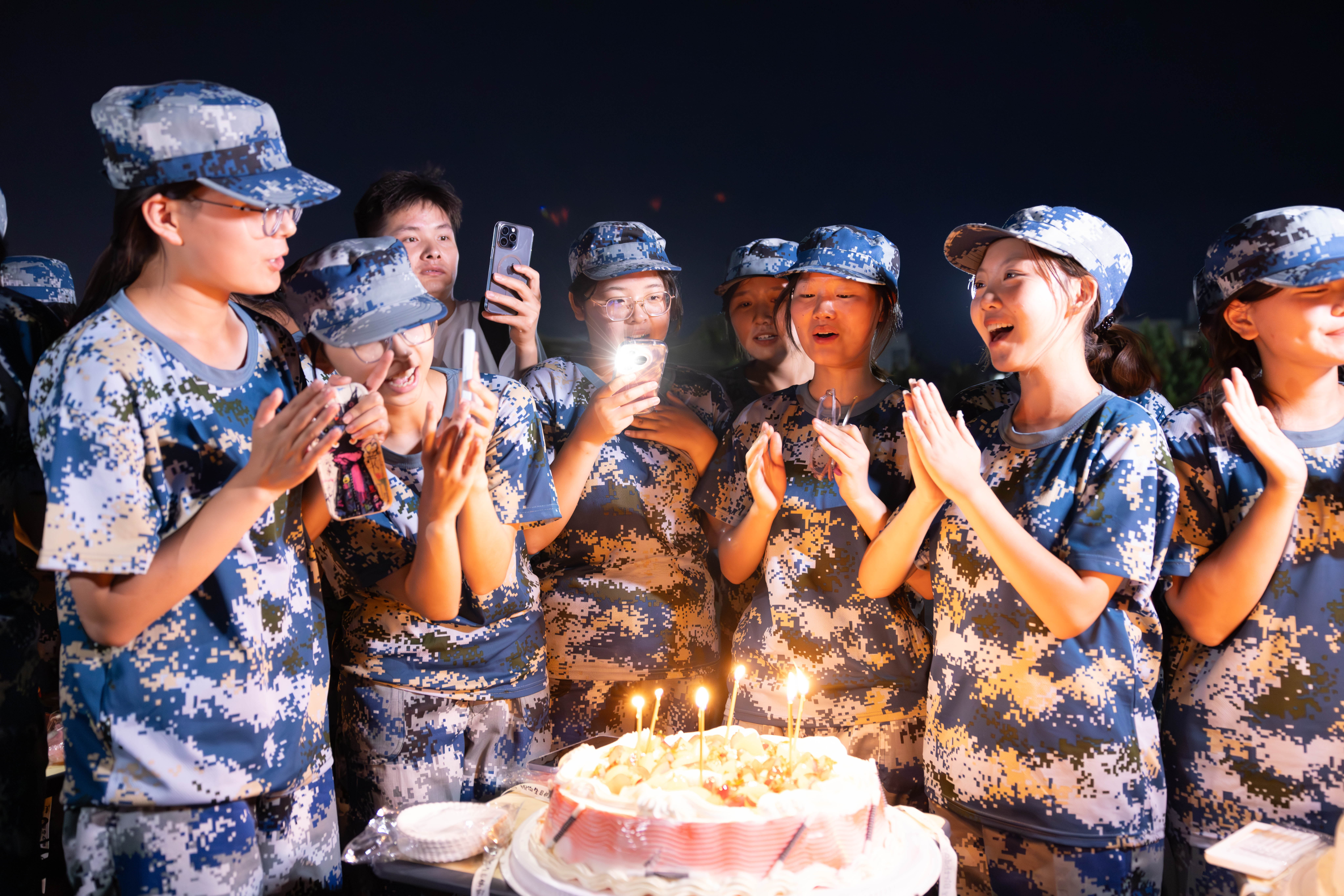 迷彩青春逢中秋，溫情盛宴共此時——集體生日會