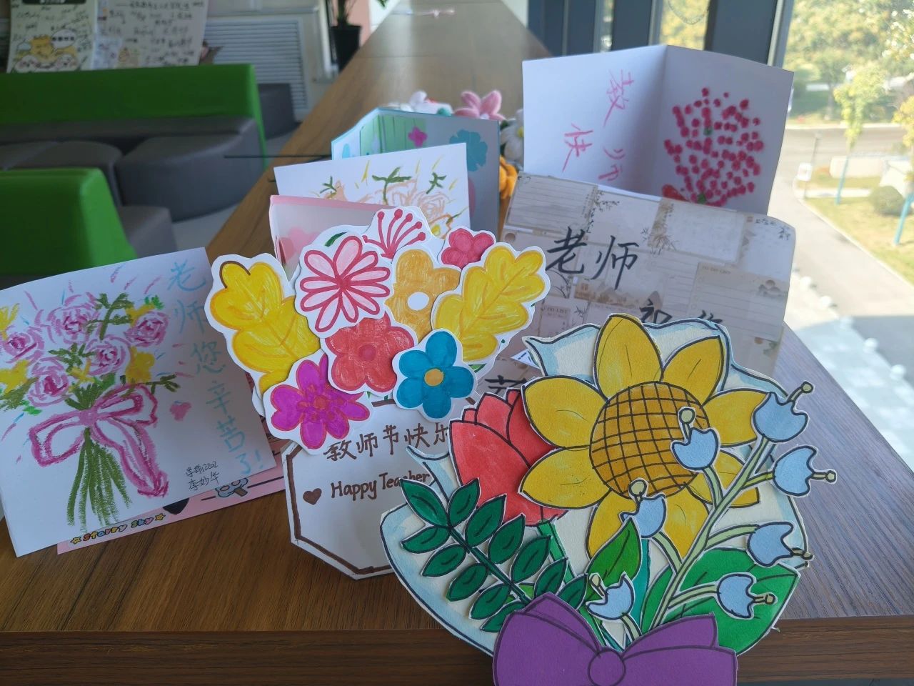 慶祝第40個(gè)教師節(jié)，各學(xué)院黨總支齊心協(xié)力，深情獻(xiàn)禮