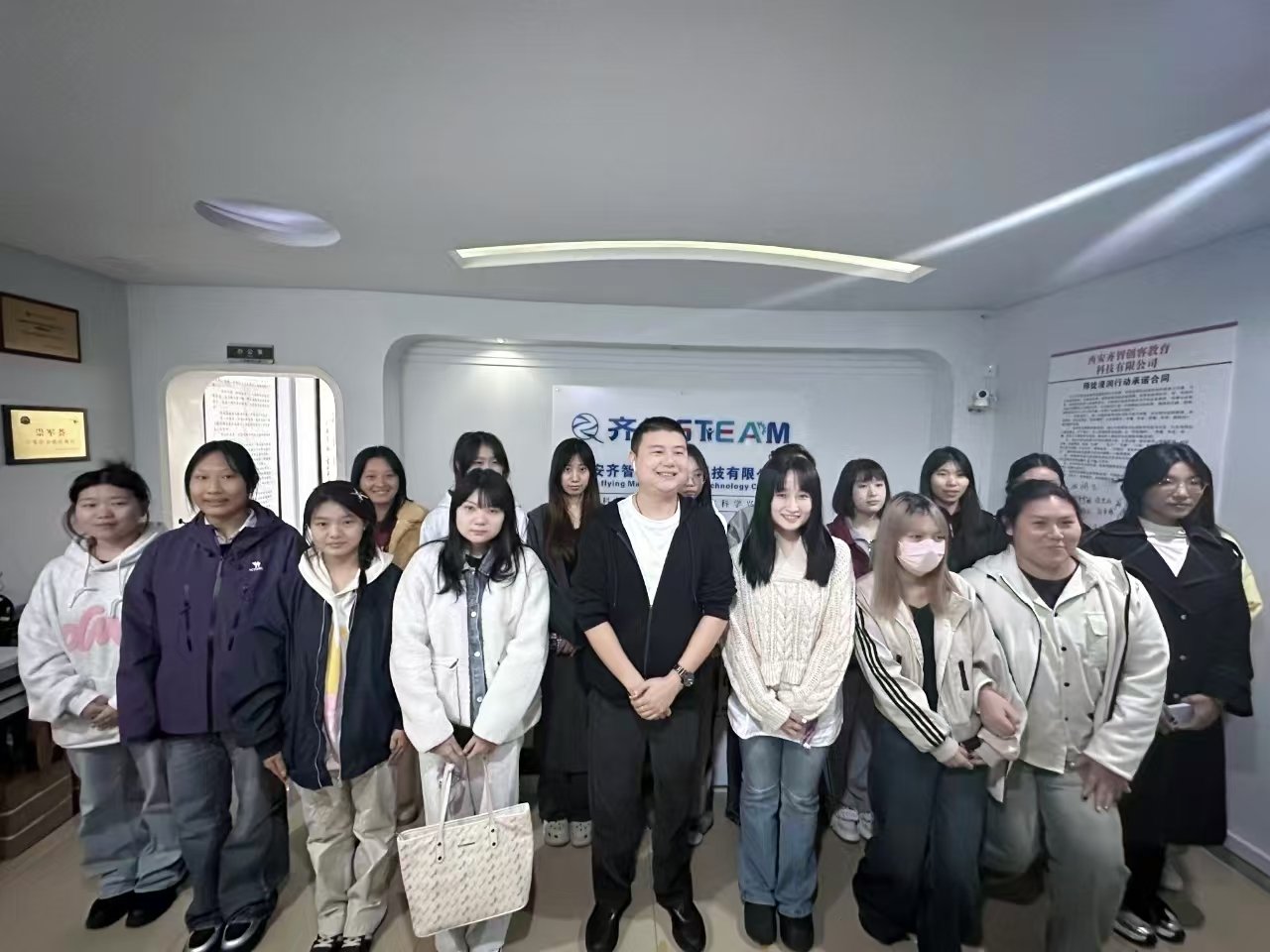 【校友會】國際教育與人文學(xué)院師生赴校友企業(yè)參觀 開展促就業(yè)專項工作