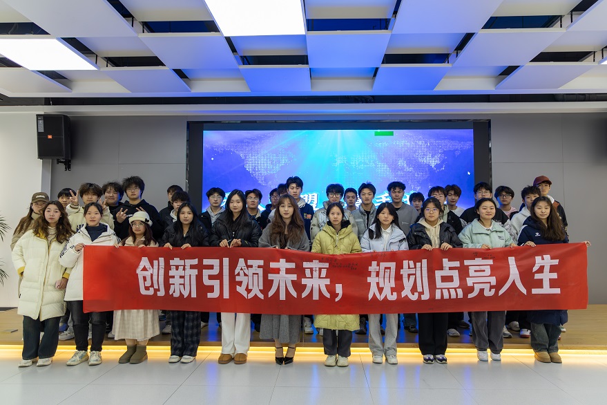 【團(tuán)委】挑戰(zhàn)杯校級(jí)作品展覽&職業(yè)規(guī)劃游樂(lè)園活動(dòng)順利舉行