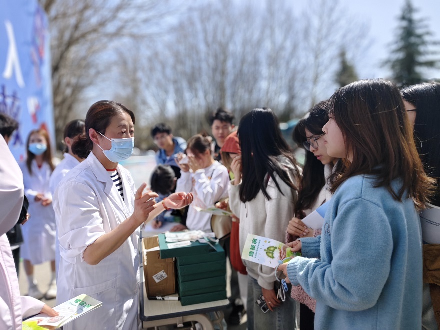 學(xué)院舉辦“全面行動(dòng)、全力投入、全民參與、終結(jié)結(jié)核”為主題的結(jié)核病防治宣傳活動(dòng)