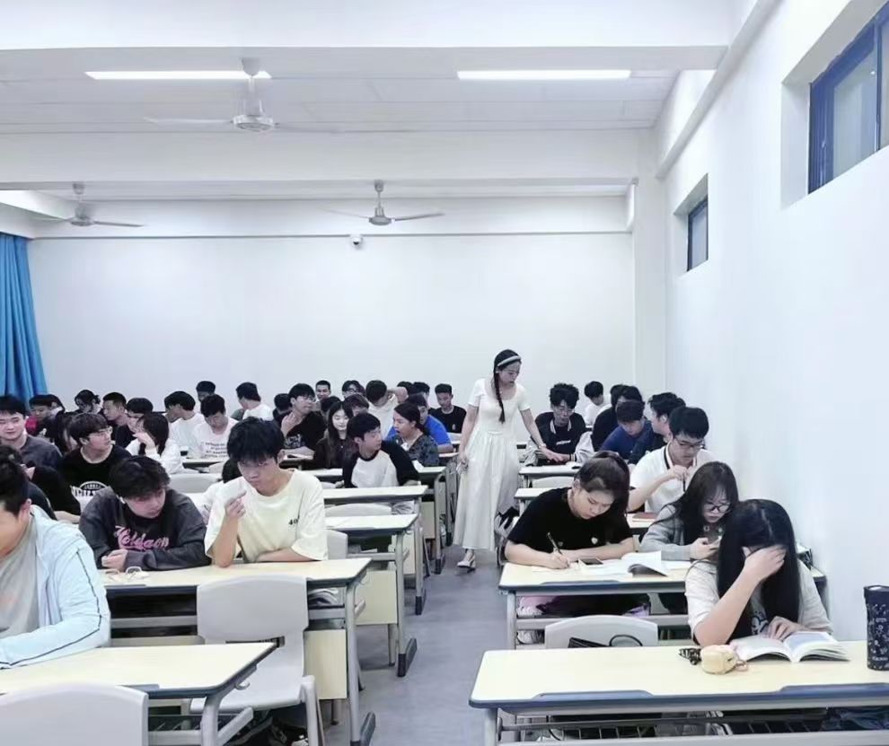 爆！學(xué)校“錦鯉”輔導(dǎo)員沖上熱搜！