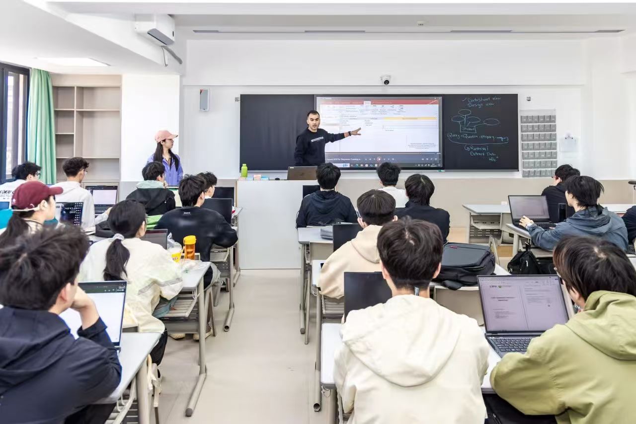 中外合作辦學(xué)外教已進(jìn)駐，雙師授課現(xiàn)場(chǎng)直擊！