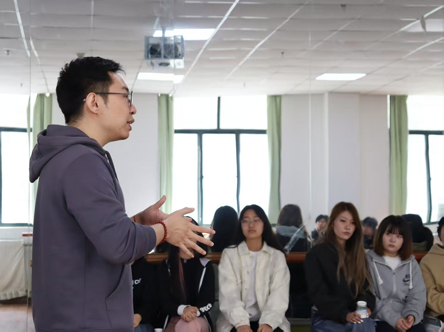 AI海報設計展覽——網(wǎng)絡與新媒體（升）專業(yè)帶來精彩創(chuàng)意展示