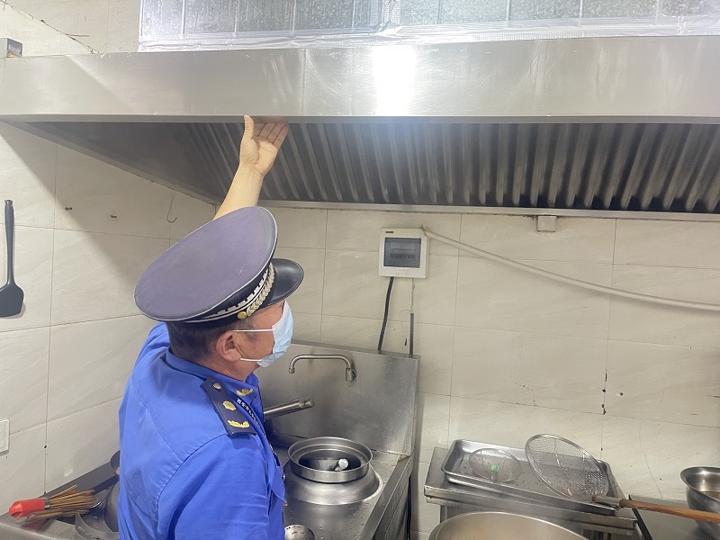 黃良街道城管部門蒞臨我校檢查指導(dǎo)后勤餐飲油煙凈化工作