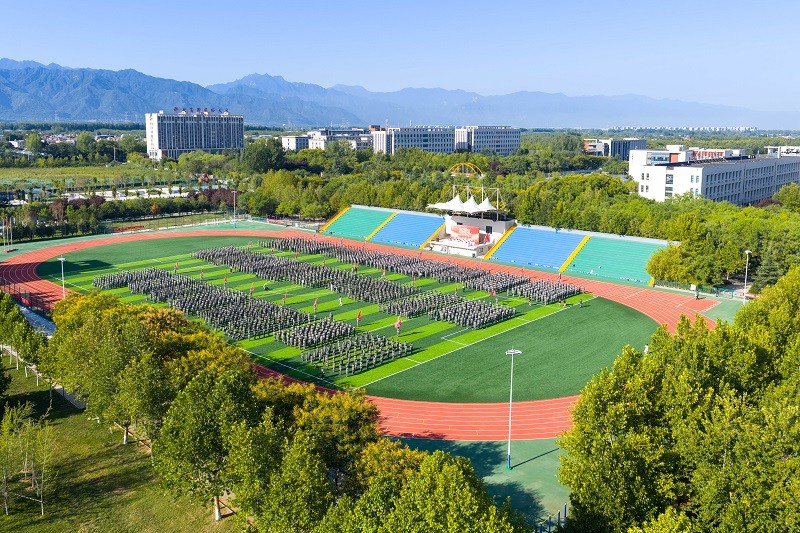 【陜西考生網(wǎng)】西安科技大學(xué)高新學(xué)院2025級(jí)學(xué)生軍訓(xùn)動(dòng)員大會(huì)隆重舉行！