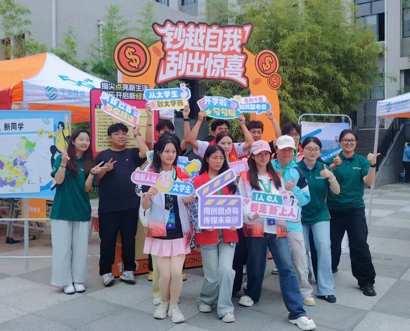 黨員先鋒“暖新護(hù)航”：以初心筑防線，用服務(wù)迎新生
