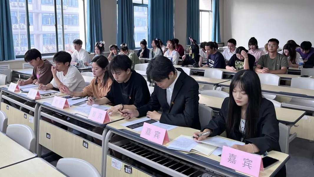 社團(tuán)管理中心“星級(jí)社團(tuán)”召開評(píng)選答辯會(huì)
