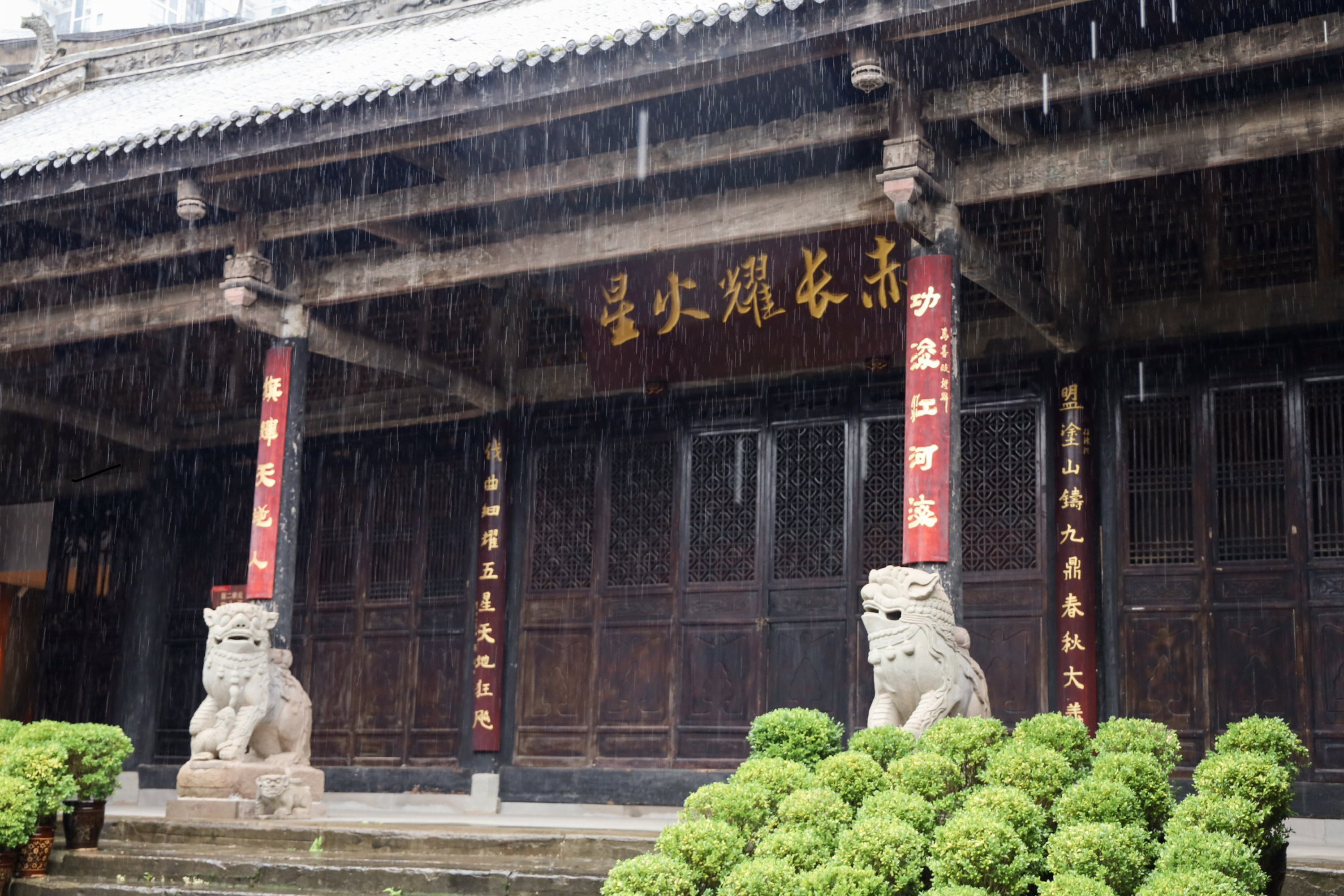 城市建設(shè)學(xué)院“紅旗漫卷川陜，革命星火燎原”紅色研學(xué)實(shí)踐團(tuán)參觀長(zhǎng)赤蘇維埃政府舊址陳列館