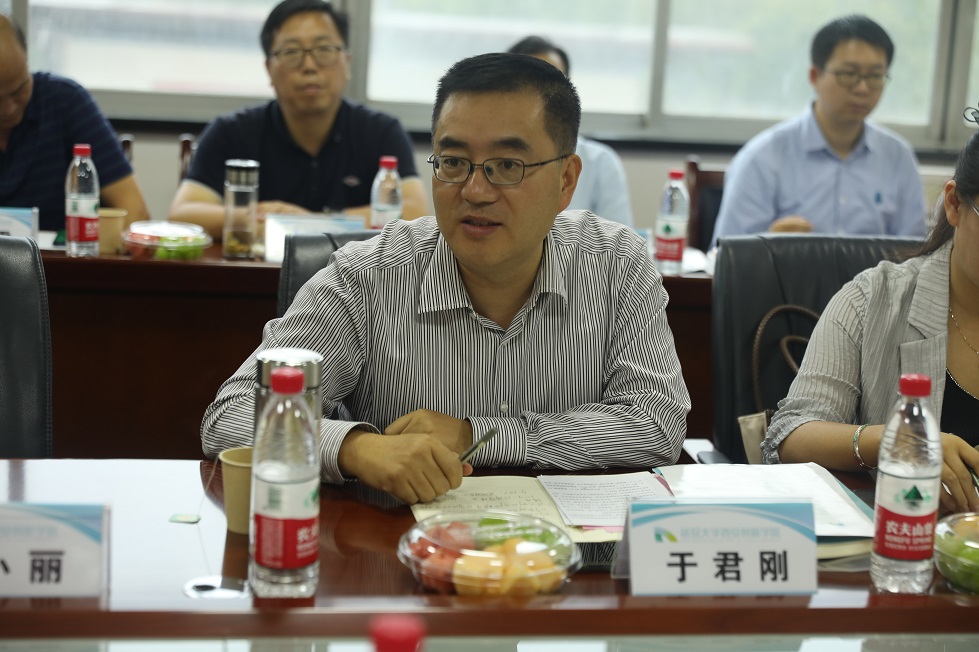陜西理工大學經(jīng)濟管理與法學學院于君剛院長介紹學院概況