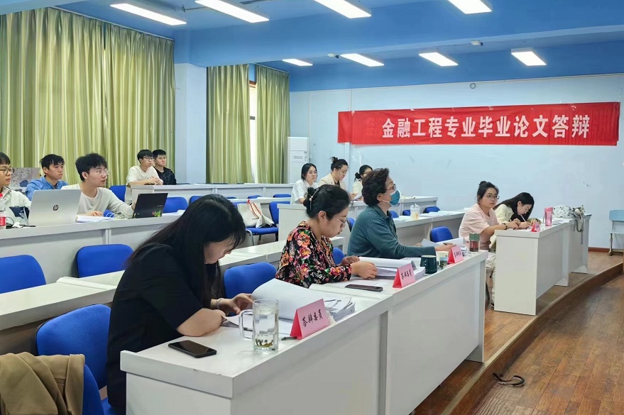 答辯評委認真聽取答辯內(nèi)容 (2)