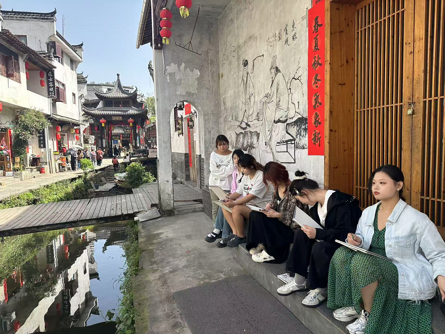 圖5 學(xué)生進行寫生